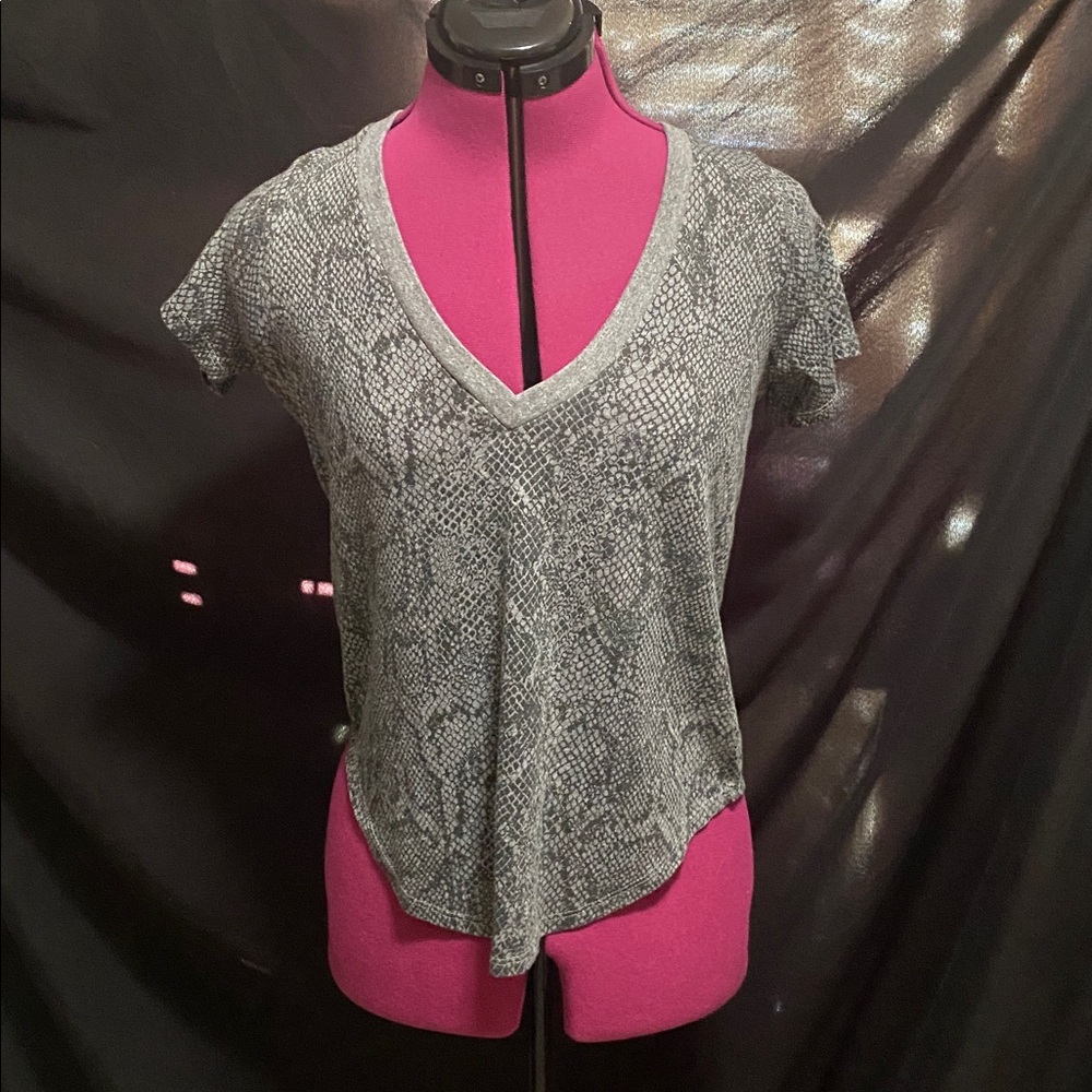 EUC Cha Sor black gray alligator print V-neck hi low style T-shirt XS